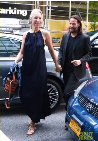 Dziewczyna Keanu Reevesa zaskoczyła fanów swoją luźnością