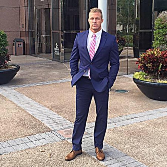 W każdy wtorek je lunch z bezdomną kobietą. Ale pewnego dnia dowiaduje się, gdzie ona wydaje swoje pieniądze.