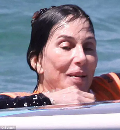 Paparazzi pokazali 75-letnią legendę Cher bez makijażu na wakacjach, co zdenerwowało internautów