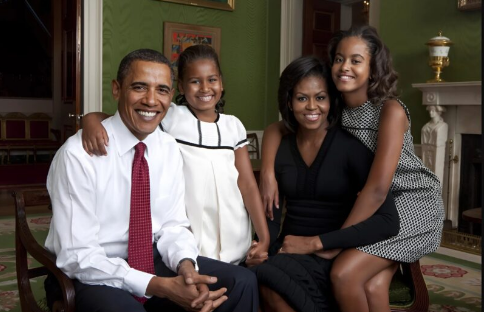 Dcery Obamovy se rozhodly navštívit Drakeův večírek, aniž by tušily, že se o tom někdo dozví: sestry musely vysvětlovat svůj vulgární vzhled.