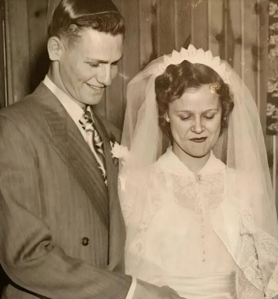 Ponad 70 lat małżeństwa. Ta para chciała powtórzyć swoją ślubną sesję zdjęciową: niektóre ujęcia mogą wywołać łzy w oczach