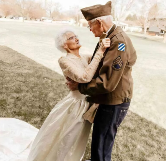 Ponad 70 lat małżeństwa. Ta para chciała powtórzyć swoją ślubną sesję zdjęciową: niektóre ujęcia mogą wywołać łzy w oczach