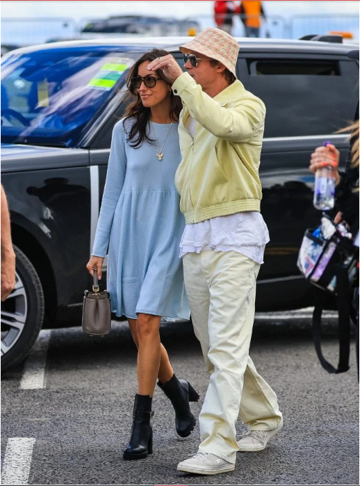 Nie puści ręki ukochanej. Nowe zdjęcia Pitta z narzeczoną roztopiły serca fanów