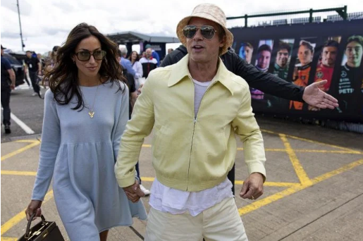 Nie puści ręki ukochanej. Nowe zdjęcia Pitta z narzeczoną roztopiły serca fanów