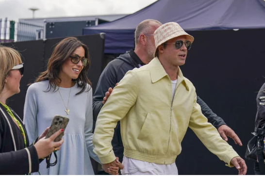 Nie puści ręki ukochanej. Nowe zdjęcia Pitta z narzeczoną roztopiły serca fanów