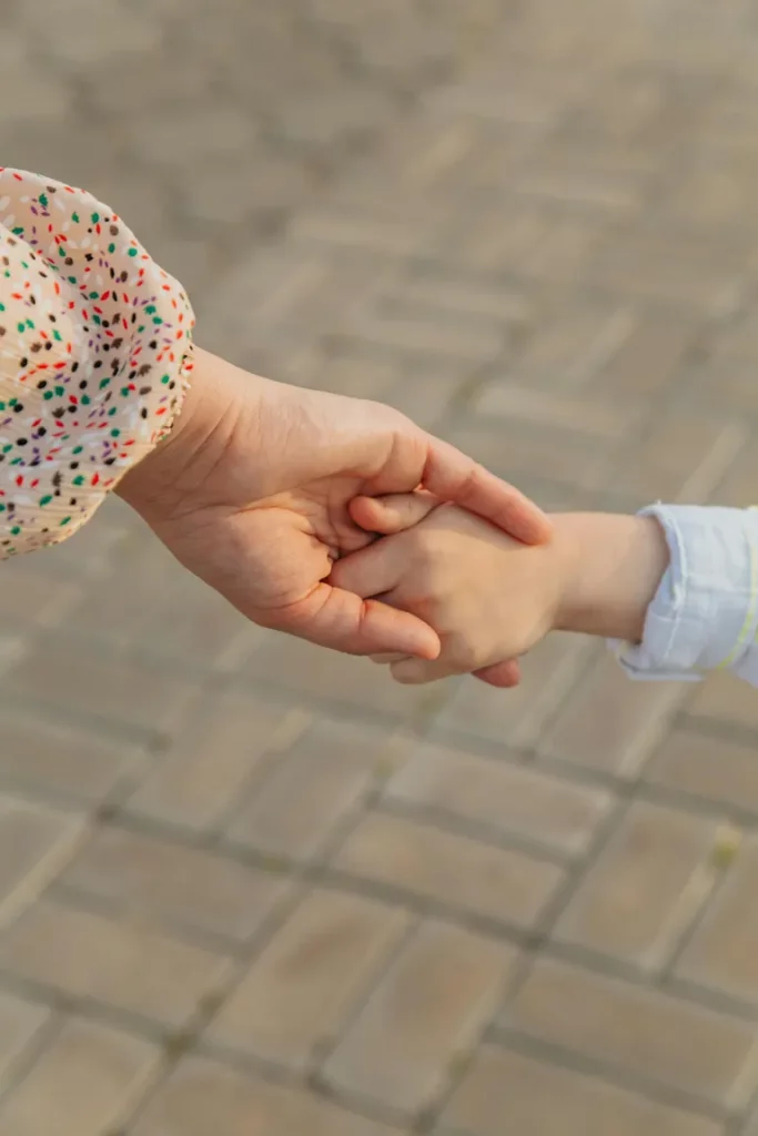 Adoptowaliśmy cichego chłopca, a jego pierwsze słowa rok później zniszczyły wszystko: „Moi rodzice żyją”.