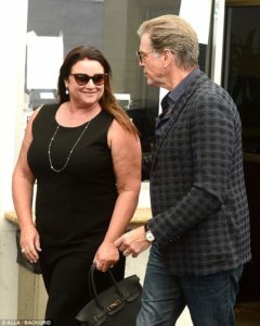 „Lubię ją nawet z jej niedoskonałościami i nie zamierzam jej zostawić!”. Brosnan musiał publicznie bronić swojej ważącej ponad sto kilogramów małżonki