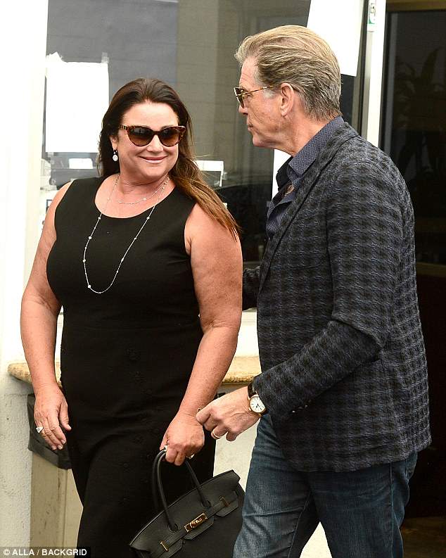 „Lubię ją nawet z jej niedoskonałościami i nie zamierzam jej zostawić!”. Brosnan musiał publicznie bronić swojej ważącej ponad sto kilogramów małżonki