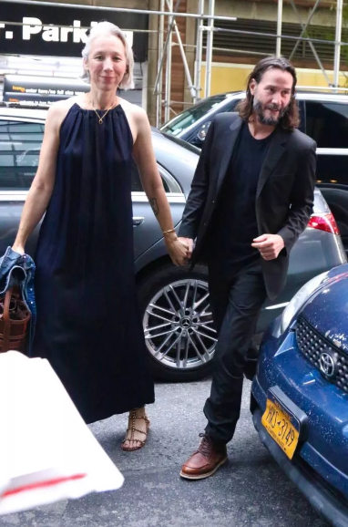 Dziewczyna Keanu Reevesa zaskoczyła fanów swoją luźnością