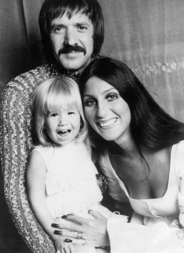 Jak wygląda córka piosenkarki Cher, która 35 lat temu zmieniła się z ładnej dziewczyny w brodatego mężczyznę?