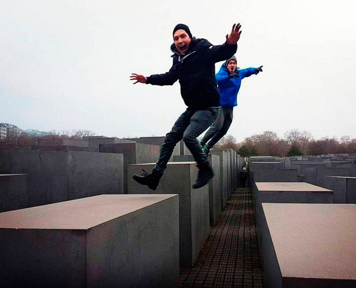 Na pierwszy rzut oka to zwykłe zdjęcie. Ale wystarczy przyjrzeć się bliżej tłu... Odmrożenie😲