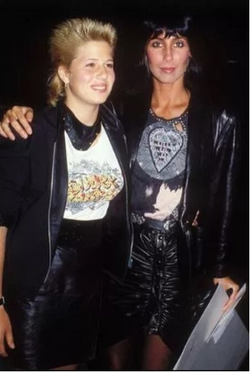 Jak wygląda córka piosenkarki Cher, która 35 lat temu zmieniła się z ładnej dziewczyny w brodatego mężczyznę?