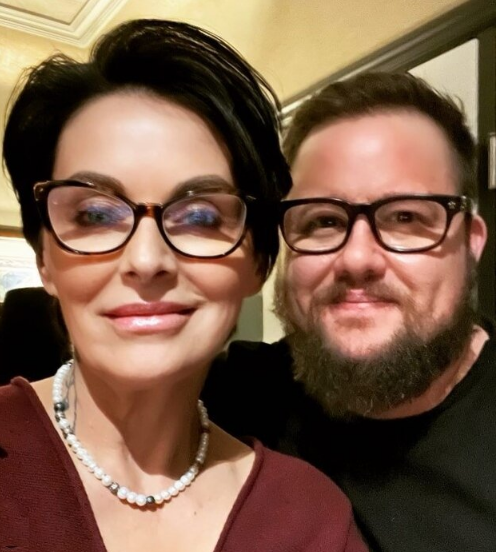 Jak wygląda córka piosenkarki Cher, która 35 lat temu zmieniła się z ładnej dziewczyny w brodatego mężczyznę?