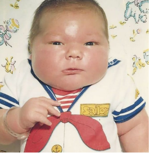 Był rok 1983, kiedy urodziło się dziecko ważące ponad 7 kilogramów! Co zmieniło się w jego życiu przed czterdziestką?