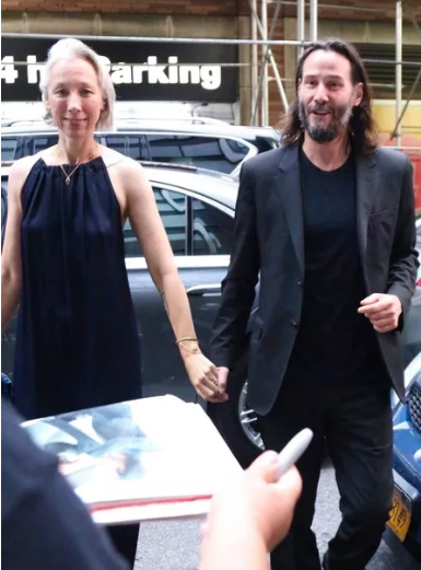 Dziewczyna Keanu Reevesa zaskoczyła fanów swoją luźnością
