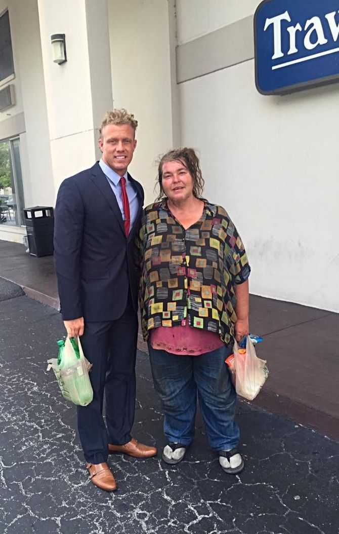 W każdy wtorek je lunch z bezdomną kobietą. Ale pewnego dnia dowiaduje się, gdzie ona wydaje swoje pieniądze.