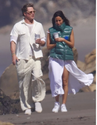 Pozuje przytulony do swojej nowej ukochanej, podczas gdy Jolie jest smutna. Brad Pitt ma nową kochankę