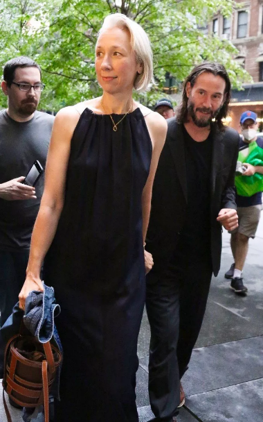 Dziewczyna Keanu Reevesa zaskoczyła fanów swoją luźnością