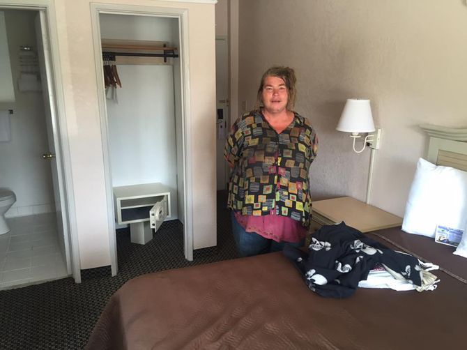 W każdy wtorek je lunch z bezdomną kobietą. Ale pewnego dnia dowiaduje się, gdzie ona wydaje swoje pieniądze.