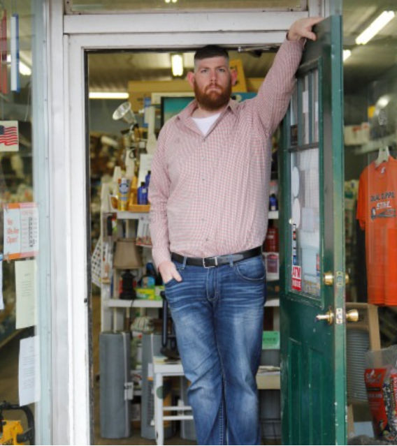 Był rok 1983, kiedy urodziło się dziecko ważące ponad 7 kilogramów! Co zmieniło się w jego życiu przed czterdziestką?