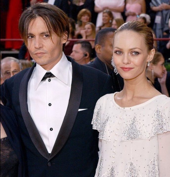 „Vypadá jako bezdomovec“. Paparazzi spatřili Vanessu Paradz na dovolené se synem od Johnnyho Deppa. Takhle se u nás oblékají jezevčíci. Soudě podle fotek se ta ženská nepotí s maličkostmi 😀.