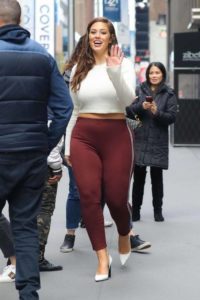 Fanoušci jsou zklamaní z toho, jak Ashley Graham vypadá zezadu. Jo, bez photoshopu je to těžké... zvlášť v plavkách😮