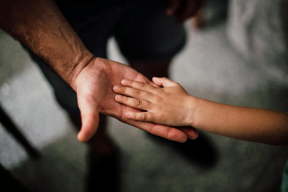 Adoptowaliśmy cichego chłopca, a jego pierwsze słowa rok później zniszczyły wszystko: „Moi rodzice żyją”.