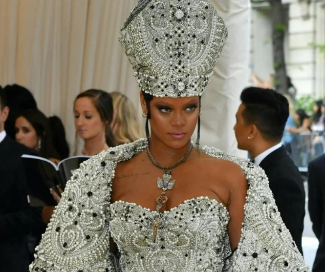 Oszałamiające zdjęcia gwiazd na czerwonym dywanie, które wprawiły nas w zachwyt: 14 najbardziej przyciągających wzrok z nich wszystkich