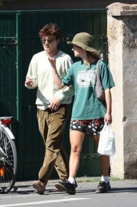„Vypadá jako bezdomovec“. Paparazzi spatřili Vanessu Paradz na dovolené se synem od Johnnyho Deppa. Takhle se u nás oblékají jezevčíci. Soudě podle fotek se ta ženská nepotí s maličkostmi 😀.