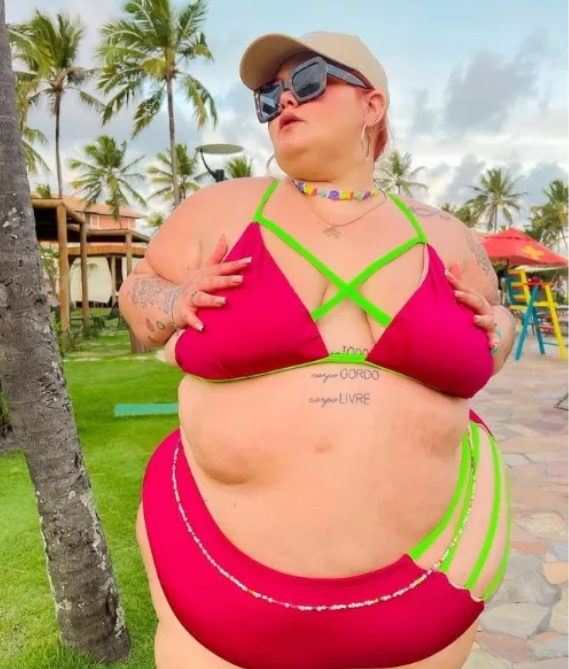 Modelka plus-size była w stanie walczyć z krytykami, którzy uważają, że jej publikacje promują nierealistyczne standardy piękna