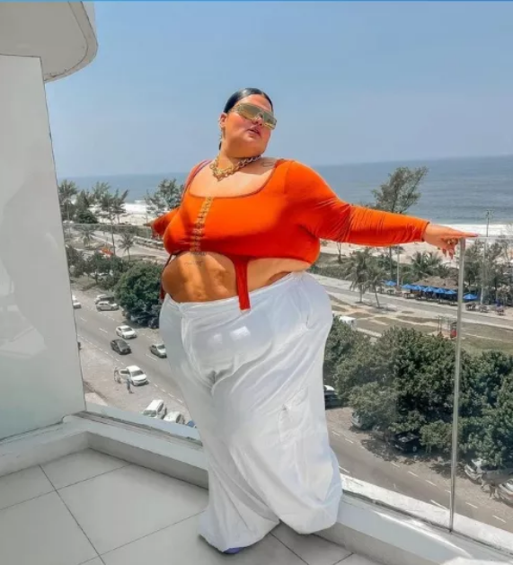 Modelka plus-size była w stanie walczyć z krytykami, którzy uważają, że jej publikacje promują nierealistyczne standardy piękna