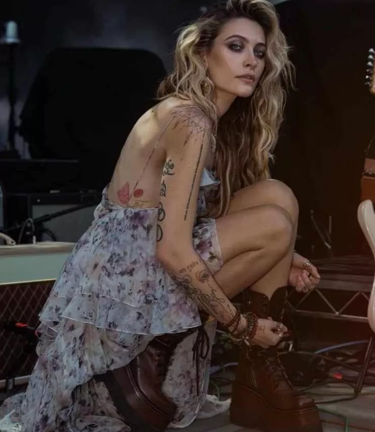 „Piękny kształt oczu, opalony kolor skóry, wiele tatuaży": co dzieje się teraz w życiu córki Michaela Jacksona - najnowsze zdjęcia