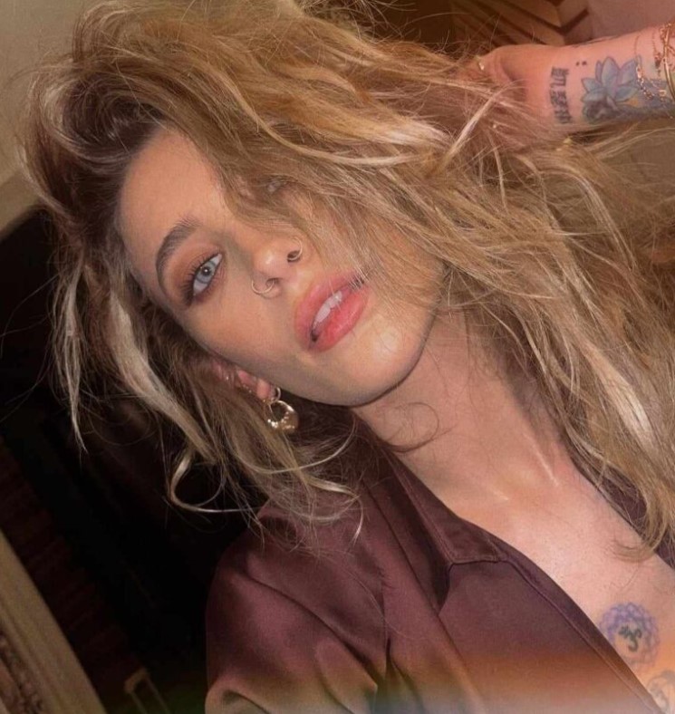 „Piękny kształt oczu, opalony kolor skóry, wiele tatuaży": co dzieje się teraz w życiu córki Michaela Jacksona - najnowsze zdjęcia