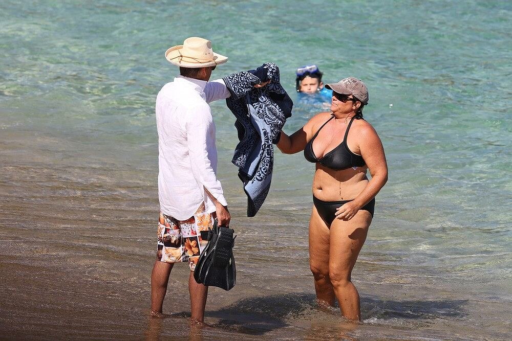 „Lubię ją nawet z jej niedoskonałościami i nie zamierzam jej zostawić!”. Brosnan musiał publicznie bronić swojej ważącej ponad sto kilogramów małżonki