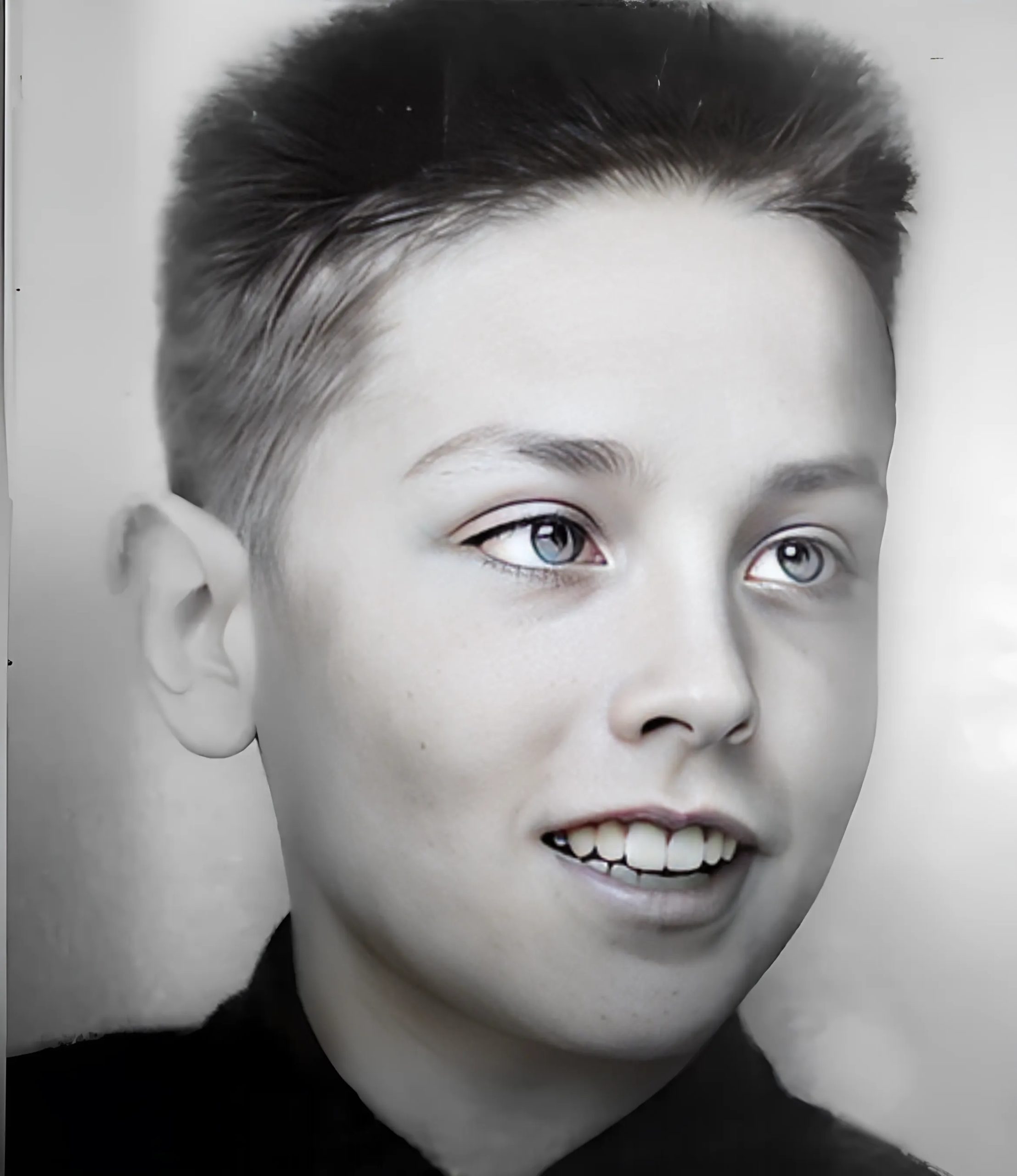 Ten chłopiec urodził się 8 listopada 1935 roku. Ten słynny aktor zmarł tego lata. 🤨 Zgadłeś, kto to jest ⁉️