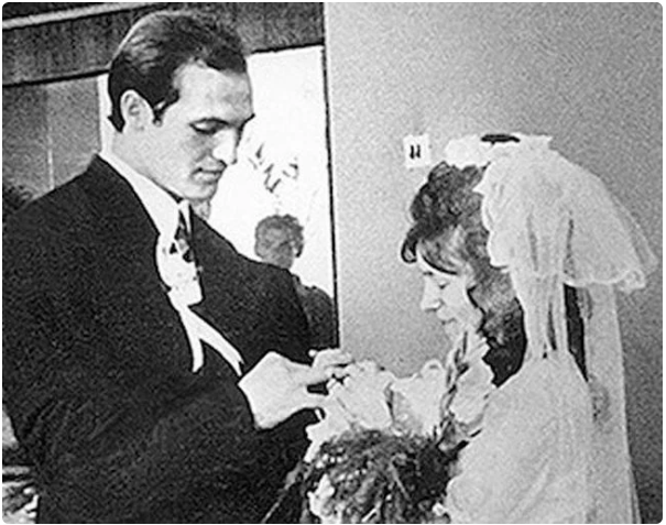 Prostota i brak smaku! Oferuje spojrzenie na to, jak wyglądały pierwsze damy różnych krajów, zanim stały się sławne i zajmowały ważne stanowiska