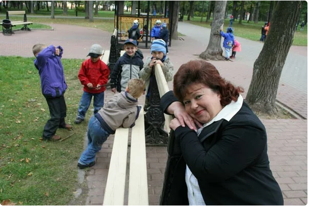 Prostota i brak smaku! Oferuje spojrzenie na to, jak wyglądały pierwsze damy różnych krajów, zanim stały się sławne i zajmowały ważne stanowiska