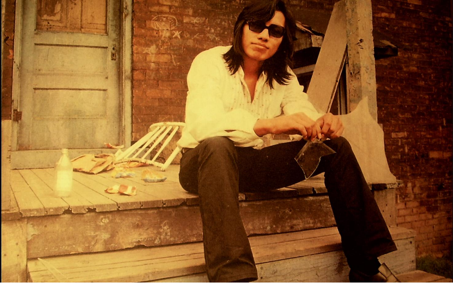 Sixto Rodriguez: Budowniczy, który stał się gwiazdą rocka, nie wiedząc o tym.