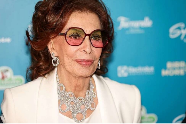 Sophia Loren, jedna z najsłynniejszych i najpiękniejszych aktorek ubiegłego wieku, przez lata pozostawała ikoną stylu i piękna pomimo swojego wieku.