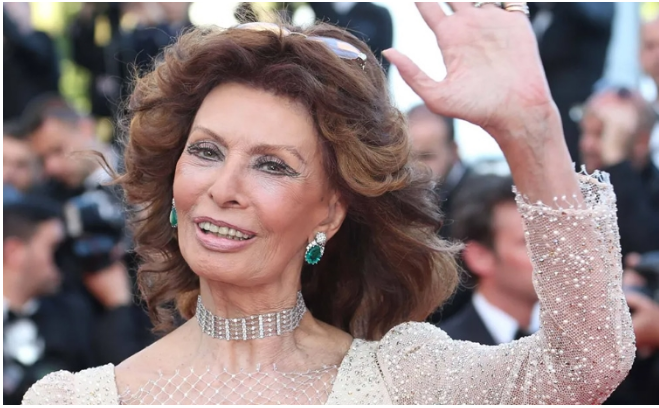 Sophia Loren, jedna z najsłynniejszych i najpiękniejszych aktorek ubiegłego wieku, przez lata pozostawała ikoną stylu i piękna pomimo swojego wieku.