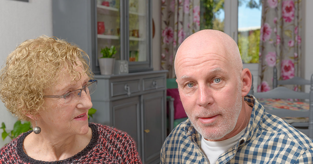 Ein älterer Mann kaufte immer zwei Kinokarten für sich selbst, und eines Tages beschloss ich herauszufinden, warum