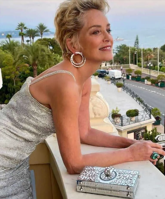 66-letnia Sharon Stone zachwyciła fanów zdjęciem bez Photoshopa. Tak powinna wyglądać starość! 😍