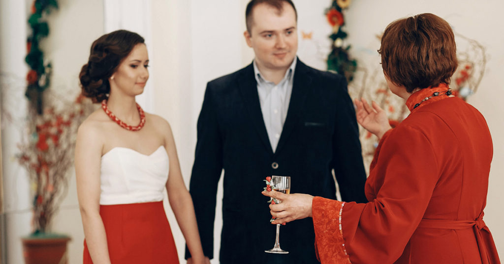Moja mama została zamknięta w szafce podczas ceremonii ślubnej - byliśmy zszokowani, gdy dowiedzieliśmy się, kto i dlaczego to zrobił.