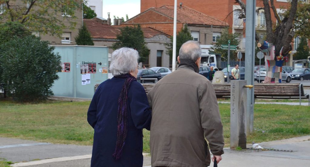 Ein älterer Mann kaufte immer zwei Kinokarten für sich selbst, und eines Tages beschloss ich herauszufinden, warum