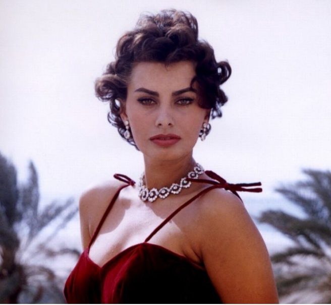 Sophia Loren, jedna z najsłynniejszych i najpiękniejszych aktorek ubiegłego wieku, przez lata pozostawała ikoną stylu i piękna pomimo swojego wieku.