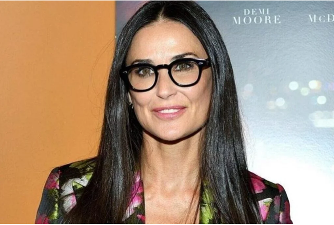 Włosy do pasa i mini w kropki. Demi Moore wygląda na 25 lat w wieku 62 lat 🤓