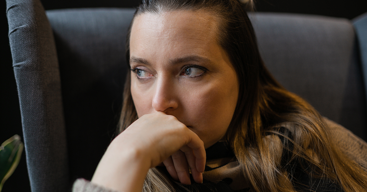 Moja sąsiadka postawiła toaletę na moim trawniku z tabliczką: „Spłucz swoje zdanie tutaj!” po tym, jak poprosiłam ją, żeby nie opalała się pod oknem mojego syna.