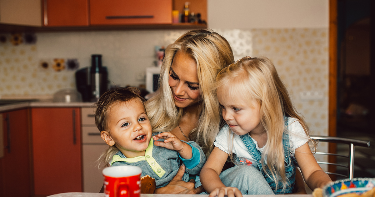 Pewna mama sprzedaje stary wózek, by nakarmić czwórkę swoich dzieci, a następnego dnia znajduje go na progu z karteczką w środku.