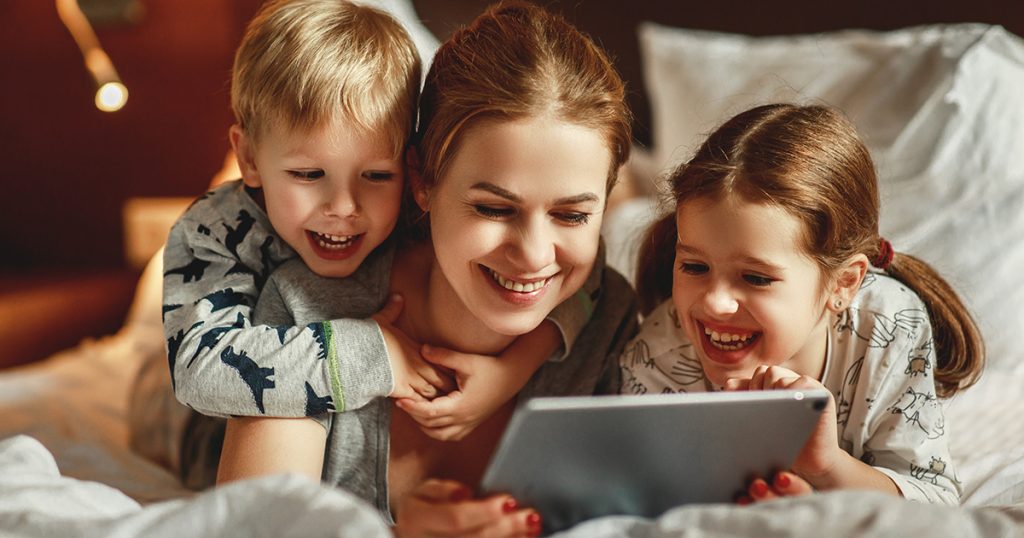 Pewna mama sprzedaje stary wózek, by nakarmić czwórkę swoich dzieci, a następnego dnia znajduje go na progu z karteczką w środku.