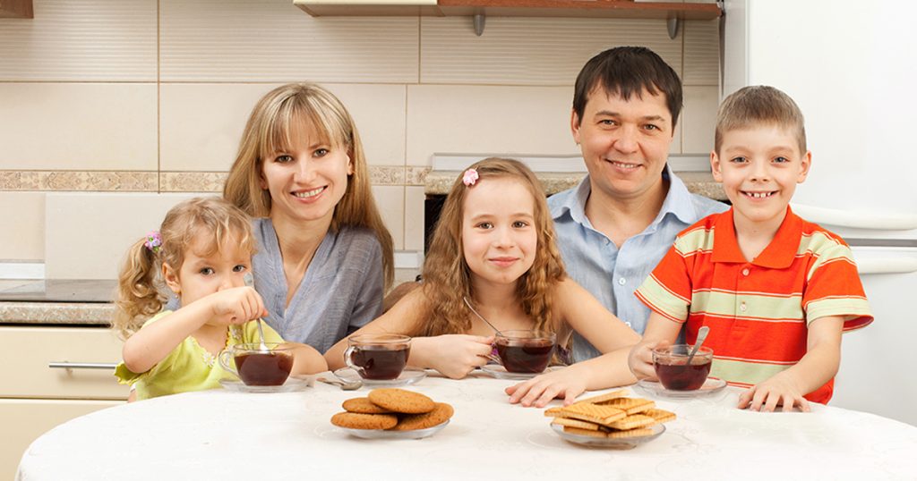 Pewna mama sprzedaje stary wózek, by nakarmić czwórkę swoich dzieci, a następnego dnia znajduje go na progu z karteczką w środku.